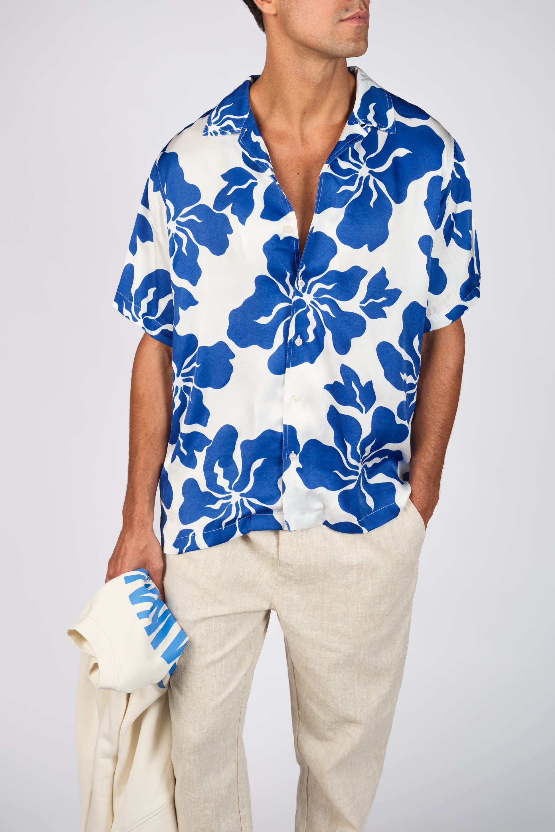 BILLY ALOHA HAZE SHIRT. BLUE AND WHITE HIBISCUS PATTERN. RELAXED FIT. LINEN COTTON BLEND.