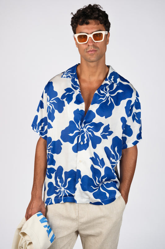BILLY ALOHA HAZE SHIRT. BLUE AND WHITE HIBISCUS PATTERN. RELAXED FIT. LINEN COTTON BLEND.