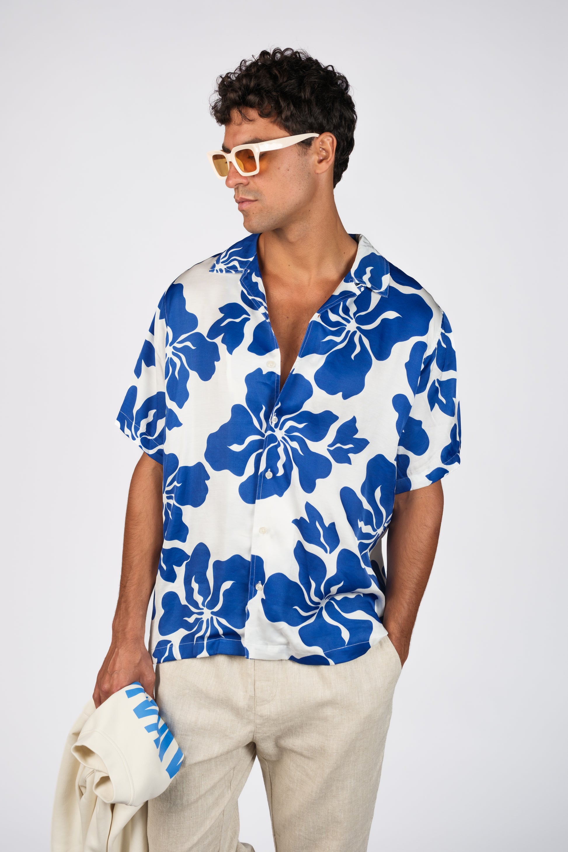 BILLY ALOHA HAZE SHIRT. BLUE AND WHITE HIBISCUS PATTERN. RELAXED FIT. LINEN COTTON BLEND.