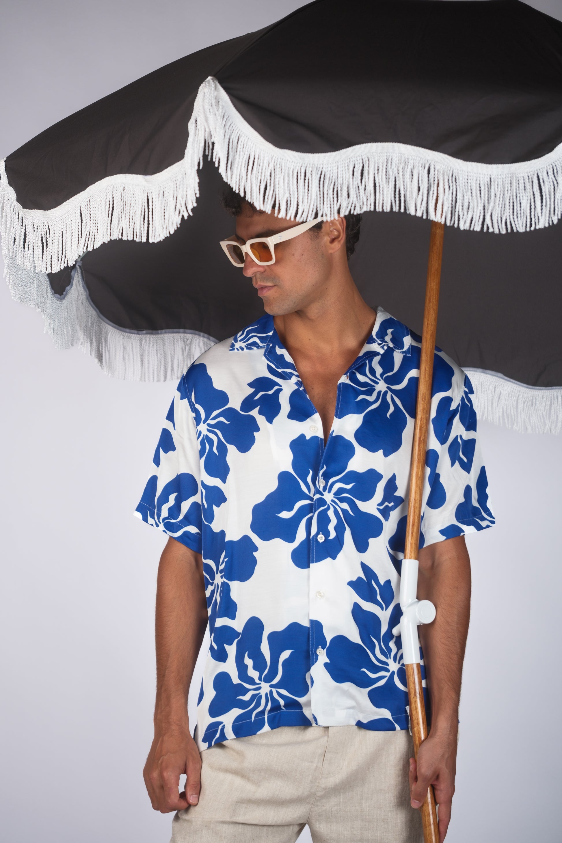 BILLY ALOHA HAZE SHIRT. BLUE AND WHITE HIBISCUS PATTERN. RELAXED FIT. LINEN COTTON BLEND.