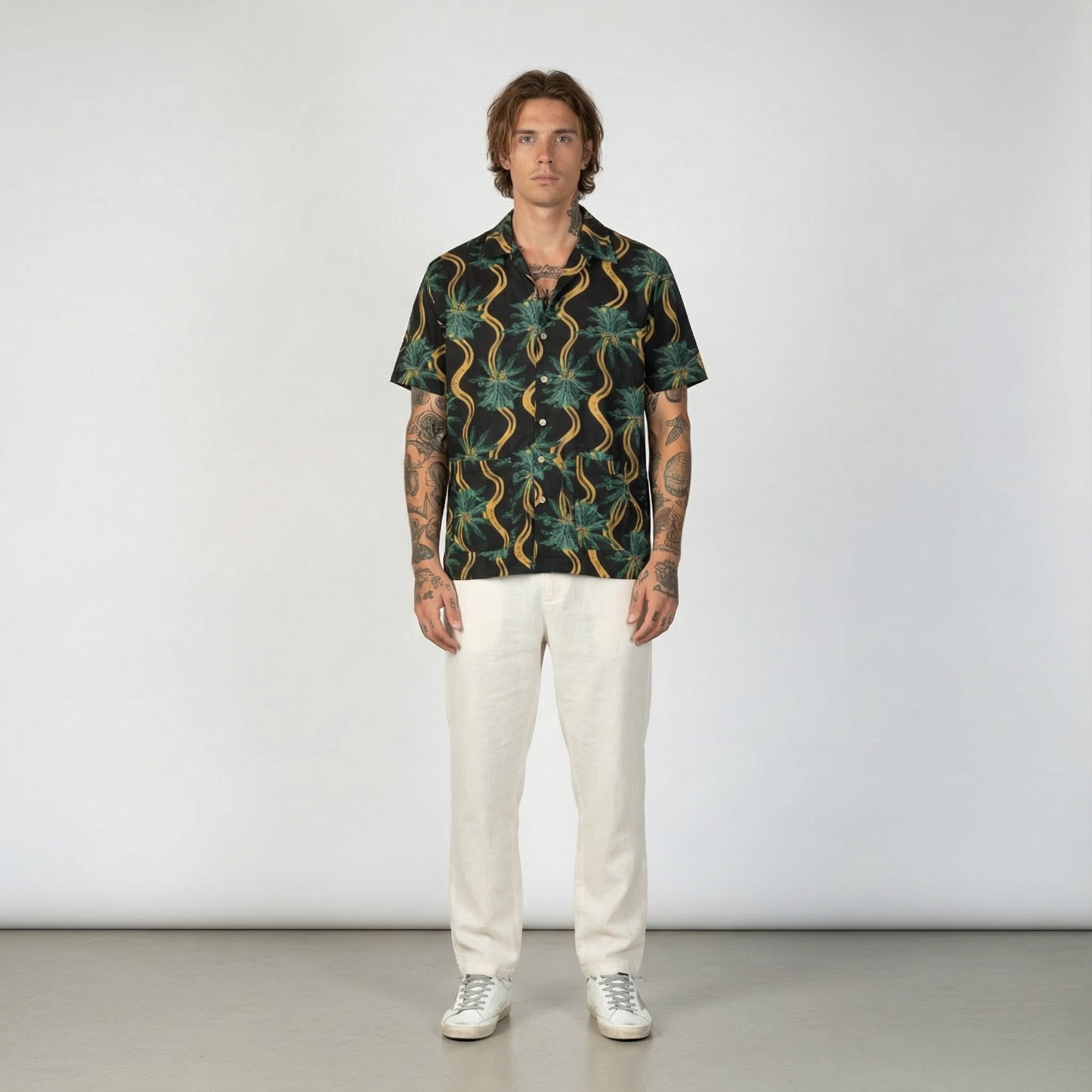 Delirium Shirt. Short-sleeve shirt with a tropical pattern on a white background